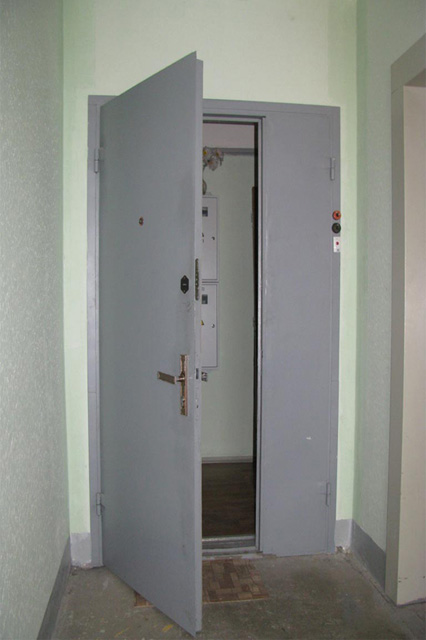 Тамбурная дверь