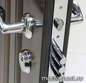 Замок в металлической двери
